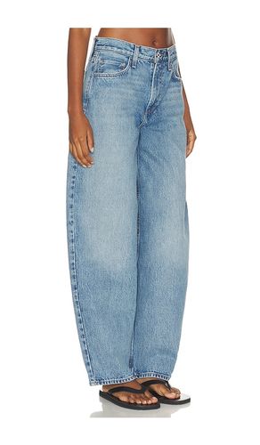 The Mercer Mid Rise Easy Barely Barrel Jean in . Size 24. Also in 25, 26, 30 - Favorite Daughter - Modalova