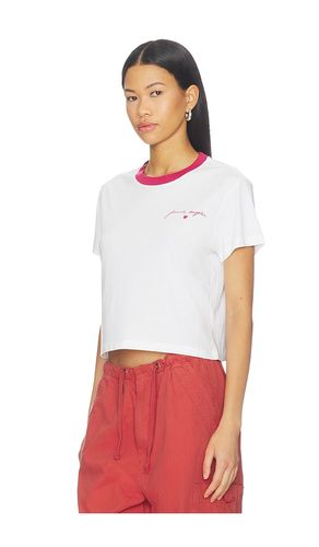 The Cropped Signature Chest Tee in . Size L. Also in M, S, XL, XS - Favorite Daughter - Modalova