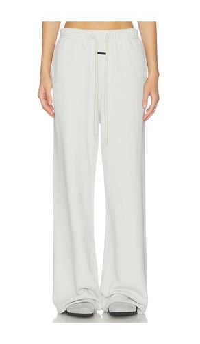 PANTALON SWEAT UNDONE CUT LOUNGE FIT en . Taille M. Also en S, XS - Fear of God ESSENTIALS - Modalova