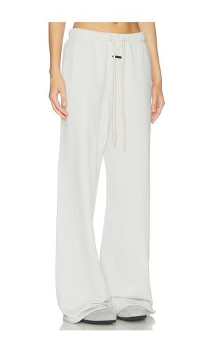 PANTALON SWEAT UNDONE CUT LOUNGE FIT en . Taille M. Also en S, XS - Fear of God ESSENTIALS - Modalova