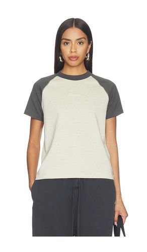 Signature Classic Fit Baseball Tee en Heather Stone & Iron en . Taille XS. Also en - Fear of God ESSENTIALS - Modalova
