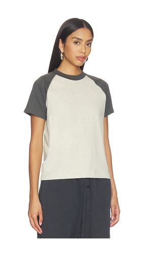 Signature Classic Fit Baseball Tee en Heather Stone & Iron en . Taille M. Also en S, XS - Fear of God ESSENTIALS - Modalova