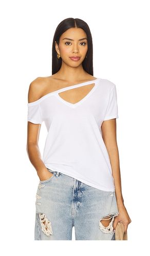 Zire Short Sleeve Asymmetrical Cold Shoulder Tee in . Size L. Also in M, S, XS - Michael Lauren - Modalova