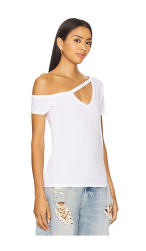 Zire Short Sleeve Asymmetrical Cold Shoulder Tee in . Size L. Also in M, S, XS - Michael Lauren - Modalova