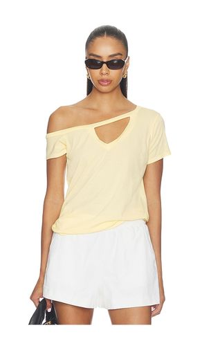 X REVOLVE Zire Short Sleeve Asymmetrical Cold Shoulder Tee en . Taille M. Also en S, XS - Michael Lauren - Modalova