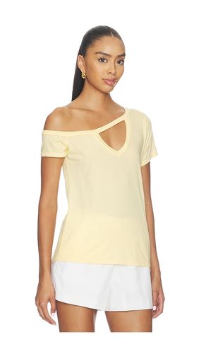 X REVOLVE Zire Short Sleeve Asymmetrical Cold Shoulder Tee en . Taille L. Also en M, S, XL, XS - Michael Lauren - Modalova