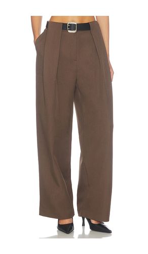 Matteo Belted Tuck Trousers en . Taille L. Also en M, S - Source Unknown - Modalova