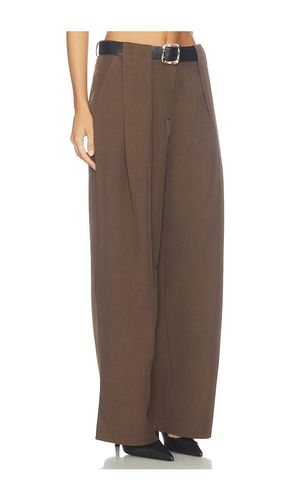 Matteo Belted Tuck Trousers en . Taille M. Also en S - Source Unknown - Modalova