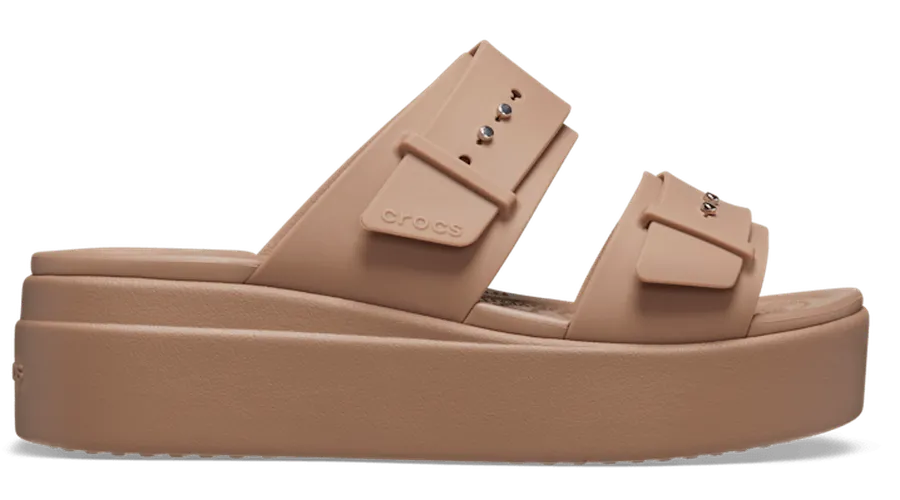 Brooklyn Buckle Low Sandales s Latte 38 - Crocs - Modalova