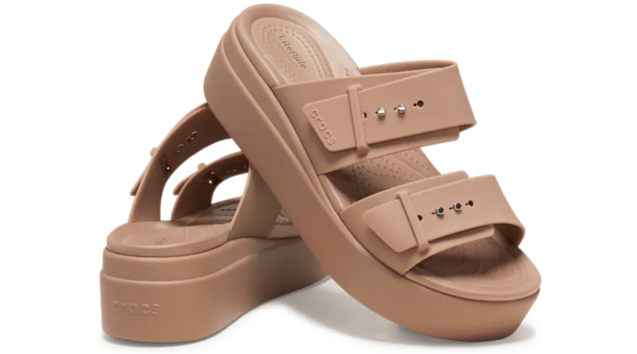 Brooklyn Buckle Low Sandales s Latte 38 - Crocs - Modalova