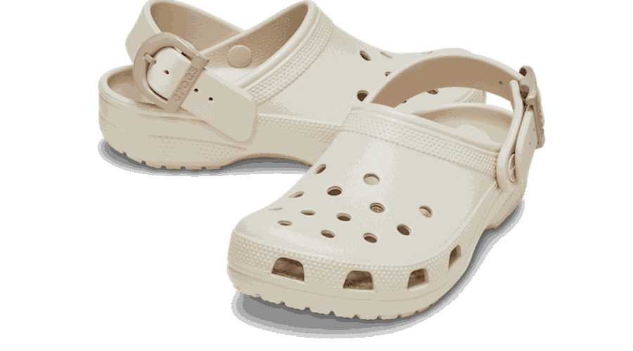 Classic Enamel Buckle Sabots Unisex Frappé 34 - Crocs - Modalova
