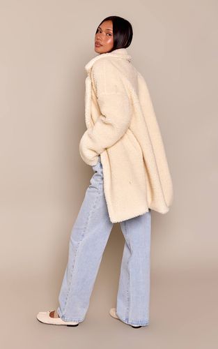 Cream Manteau Midi En Imitation Mouton À Col Tombant Et Manches Basses | Taille 42 - PrettyLittleThing - Modalova