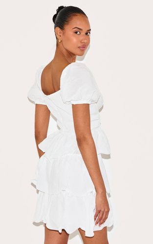 White Robe Patineuse Étagée À Détail De Bonnets Et Tissu Gaufré | Taille 42 - PrettyLittleThing - Modalova