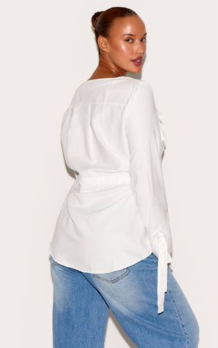 White Chemise Grande Taille Effet Daim Froncée À La Taille Avec Poches Cargo | Taille 54 - PrettyLittleThing - Modalova