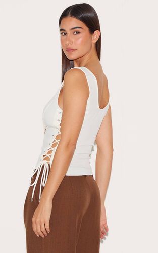 Cream Top Sans Manches Plongeant Avec Détail Lacé En Tissu Tissé | Taille 40 - PrettyLittleThing - Modalova
