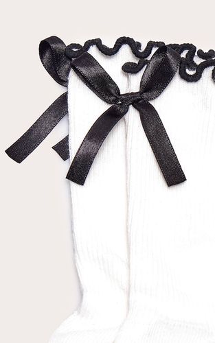 White Chaussettes Courtes À Nœud Satin Et Bordure Ondulée - PrettyLittleThing - Modalova