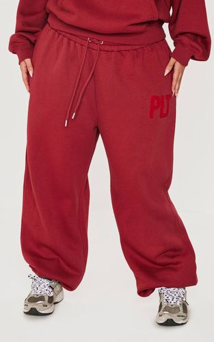 Dark Red Plus Jogging À Revers Avec Appliqués Imitation Peau De Mouton | Taille XL - PrettyLittleThing - Modalova
