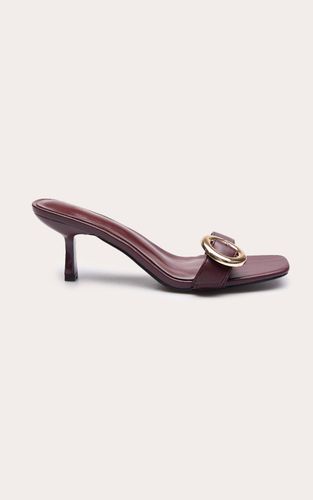 Burgundy Mules À Petit Talon En Synthétique À Bout Carré Avec Boucle Coupe Large | Taille 31 - PrettyLittleThing - Modalova