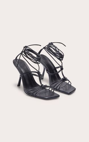 Black Sandales À Talons À Lacets Nouées À Bout Carré En Synthétiquecuir Coupe Large | Taille 31 - PrettyLittleThing - Modalova