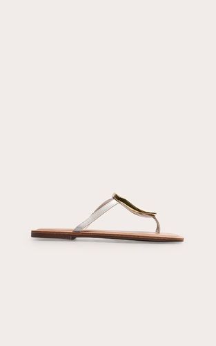 White Sandales Plates En SYNTHÉTIQUE À Bout Carré Style Tong Avec Détail Ornement Et Semelle En Résine | Taille 31 - PrettyLittleThing - Modalova