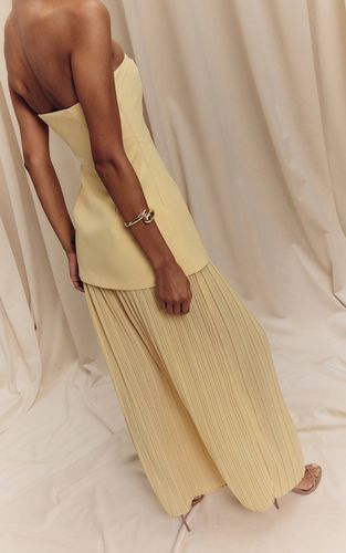 Lemon Robe Maxi Bandeau À Jupe Plissée En Mousseline Avec Panneaux | Taille 42 - PrettyLittleThing - Modalova