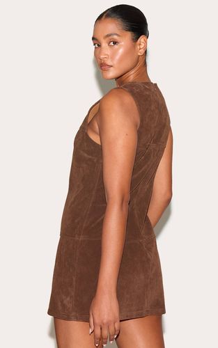 Robe Droite Sans Manches En Faux Suède Structuré Avec Détails De Coutures | Taille 32 - PrettyLittleThing - Modalova