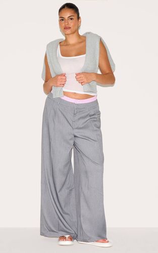 Grey Pantalon Grande Taille Droit À Détail Boxer En Tissu Tissé Avec Rayures Contrastées | Taille 50 - PrettyLittleThing - Modalova