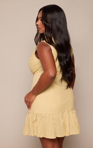 Yellow Robe Moulante Grande Taille À Rayures Avec Détail Boutons Et Ourlet Évasé | Taille 44 - PrettyLittleThing - Modalova
