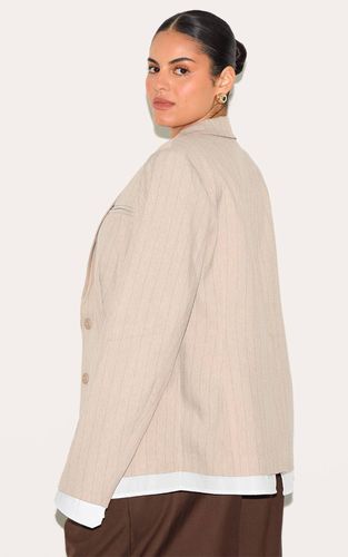 Blazer Grande Taille À Rayures Tennis Avec Détail Chemise | Taille 46 - PrettyLittleThing - Modalova