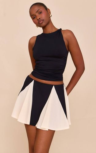 Black Mini-jupe En Mousseline Avec Godets Contrastés | Taille 32 - PrettyLittleThing - Modalova