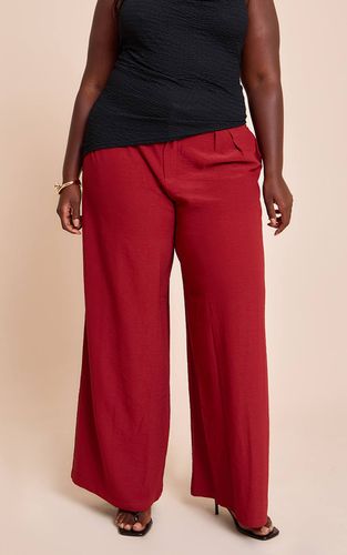Deep Red Pantalon Large À Double Pli En Tissu Fluide Plus | Taille 46 - PrettyLittleThing - Modalova
