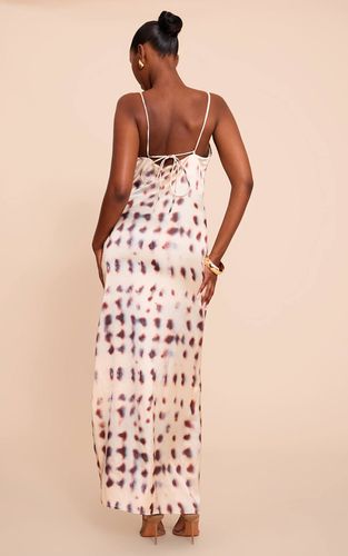 Cream Robe Longue En Satin Imprimé Avec Col Drapé | Taille 32 - PrettyLittleThing - Modalova