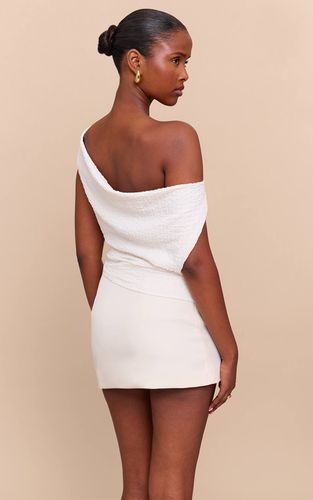 Cream Haut Texturé Ample À Ourlet Asymétrique Et Épaules Dénudées | Taille 32 - PrettyLittleThing - Modalova