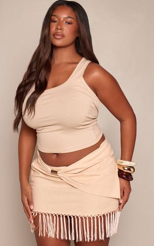 True Beige Mini-jupe Grande Taille En Lin Beige Avec Bordure Dorée Et Ourlet À Pompons | Taille 46 - PrettyLittleThing - Modalova
