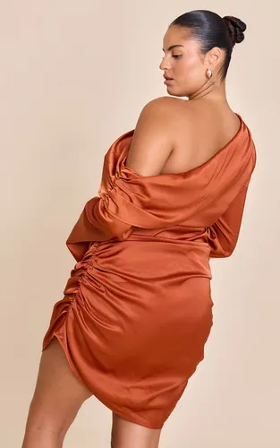 Burnt Orange Robe Moulante Grande Taille En Satin À Épaule Dénudée Avec Drapé | Taille 46 - PrettyLittleThing - Modalova