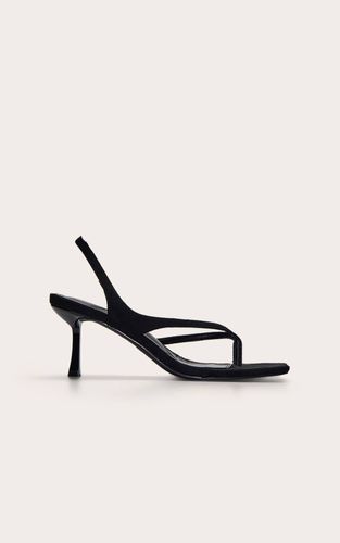 Black Sandales À Talon Bout Carré Avec Bride Entre Les Orteils | Taille 33 - PrettyLittleThing - Modalova