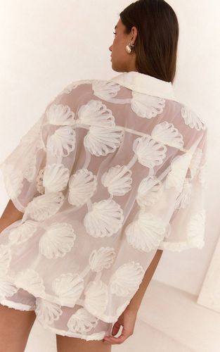Cream Chemise Ample Transparente Tissée Brodée De Coquillages | Taille 32 - PrettyLittleThing - Modalova