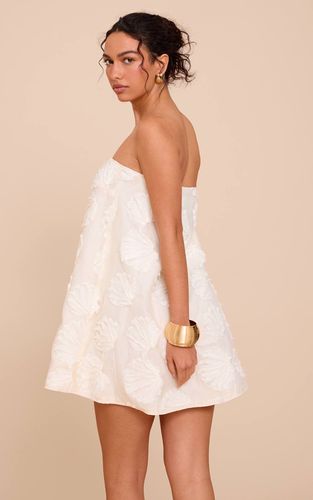 Cream Robe Courte Droite Bandeau À Texture Coquillages | Taille 42 - PrettyLittleThing - Modalova