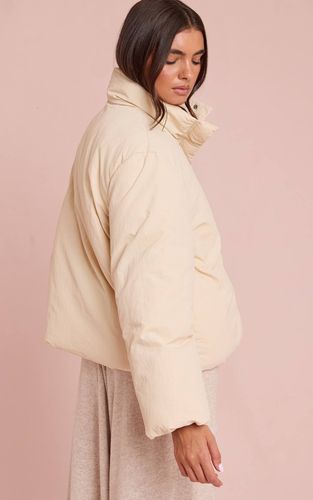 Cream Veste Matelassée Bouffante À Col Montant Et Ceinture À Nouer Effet Délavé | Taille Large - PrettyLittleThing - Modalova
