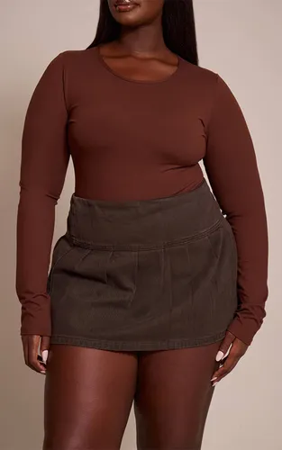 Jupe Courte Plissée En Denim Fluide Grande Taille | Taille 44 - PrettyLittleThing - Modalova