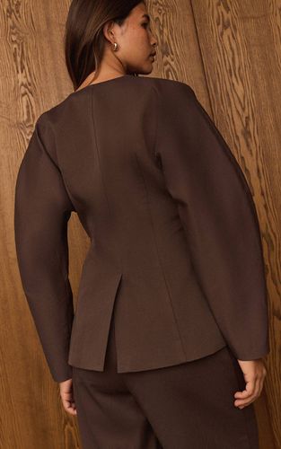 Dark Brown Blazer Ajusté Sans Col En Tissu Tissé Premium Avec Ensemble Coordonné | Taille 42 - PrettyLittleThing - Modalova