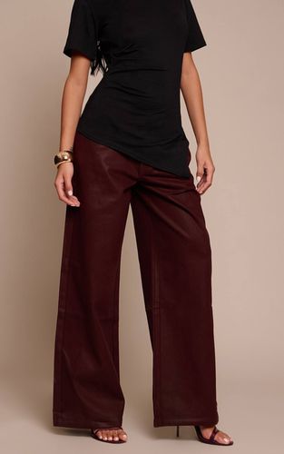 Burgundy Jean Large À Effet Enduit | Taille 32 - PrettyLittleThing - Modalova