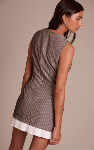 Brown Robe Moulante À Rayures Tennis Avec Détail Ourlet Plissé | Taille 42 - PrettyLittleThing - Modalova