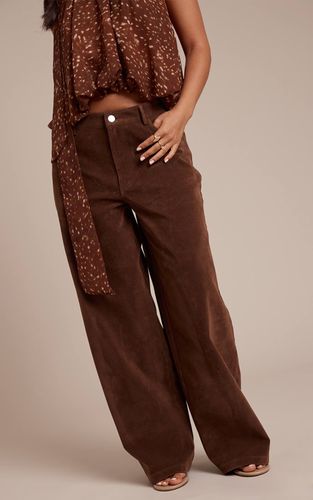 Brown Pantalon Tonneau En Suède Petite Taille | Taille 32 - PrettyLittleThing - Modalova