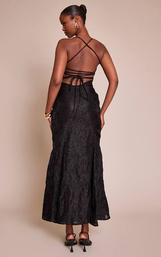 Black Robe Longue Texturée À Dos Lacé | Taille 32 - PrettyLittleThing - Modalova