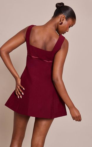 Burgundy Robe Droite Premium En Tissu Tissé Avec Détail Ceinture | Taille 42 - PrettyLittleThing - Modalova