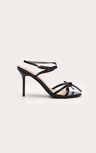 Black Sandales À Talons Aiguilles Vernies Avec Nœuds Et Brides | Taille 36 - PrettyLittleThing - Modalova