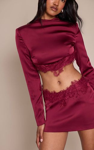 Burgundy Ensemble Mini-jupe En Satin Avec Bordure En Dentelle | Taille 42 - PrettyLittleThing - Modalova