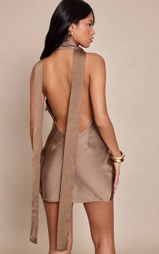 Robe Courte Satinée À Col Bénitier | Taille 42 - PrettyLittleThing - Modalova