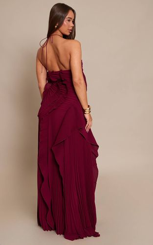 Burgundy Robe Longue Plissée À Volants Et Col Licou | Taille 36 - PrettyLittleThing - Modalova